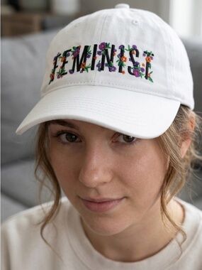 FEMINIST WOMEN'S WHITE BASEBALL CAP ENBROIDERY.